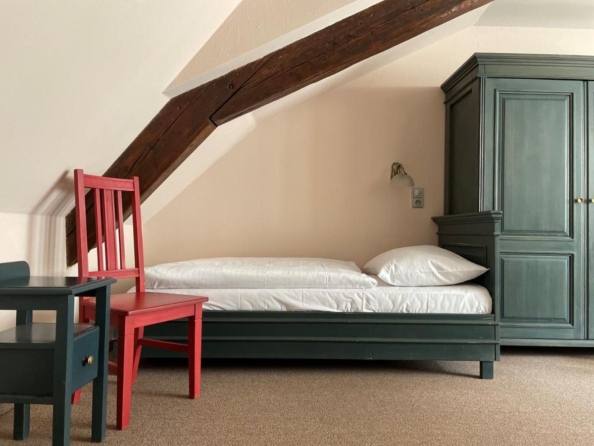 U Cervene Zidle - Red Chair Hotel