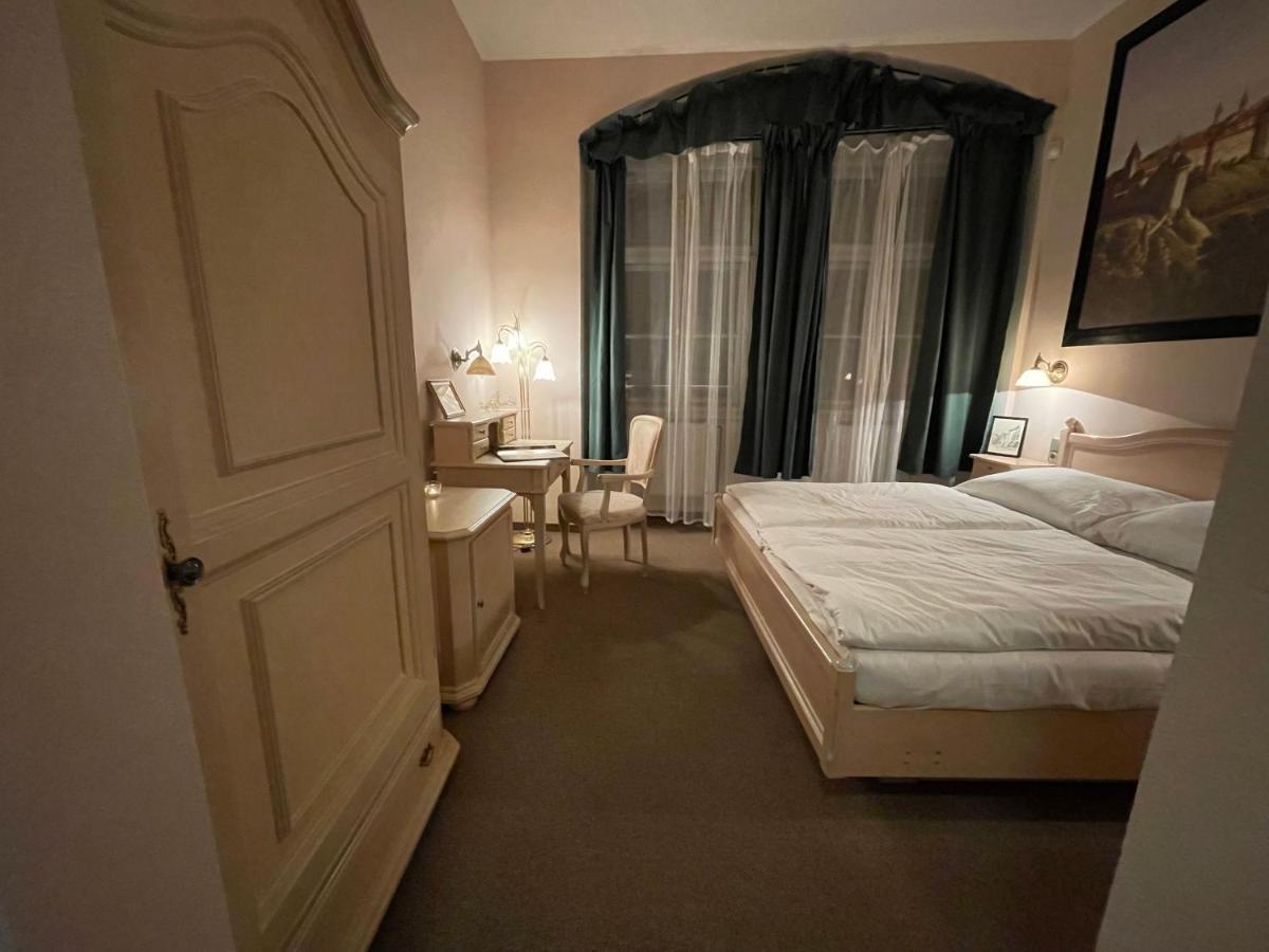 U Cervene Zidle - Red Chair 3* Prague