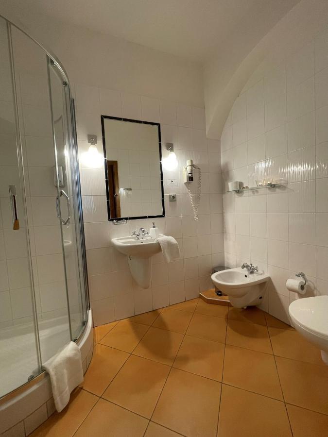 U Cervene Zidle - Red Chair 3*