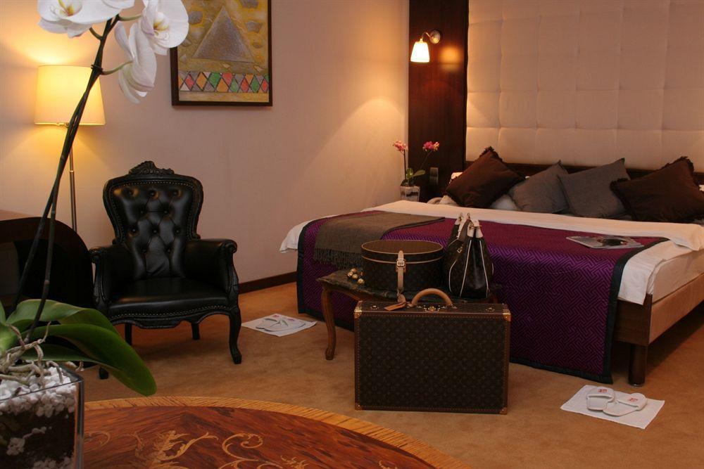 Floor 4* Prague