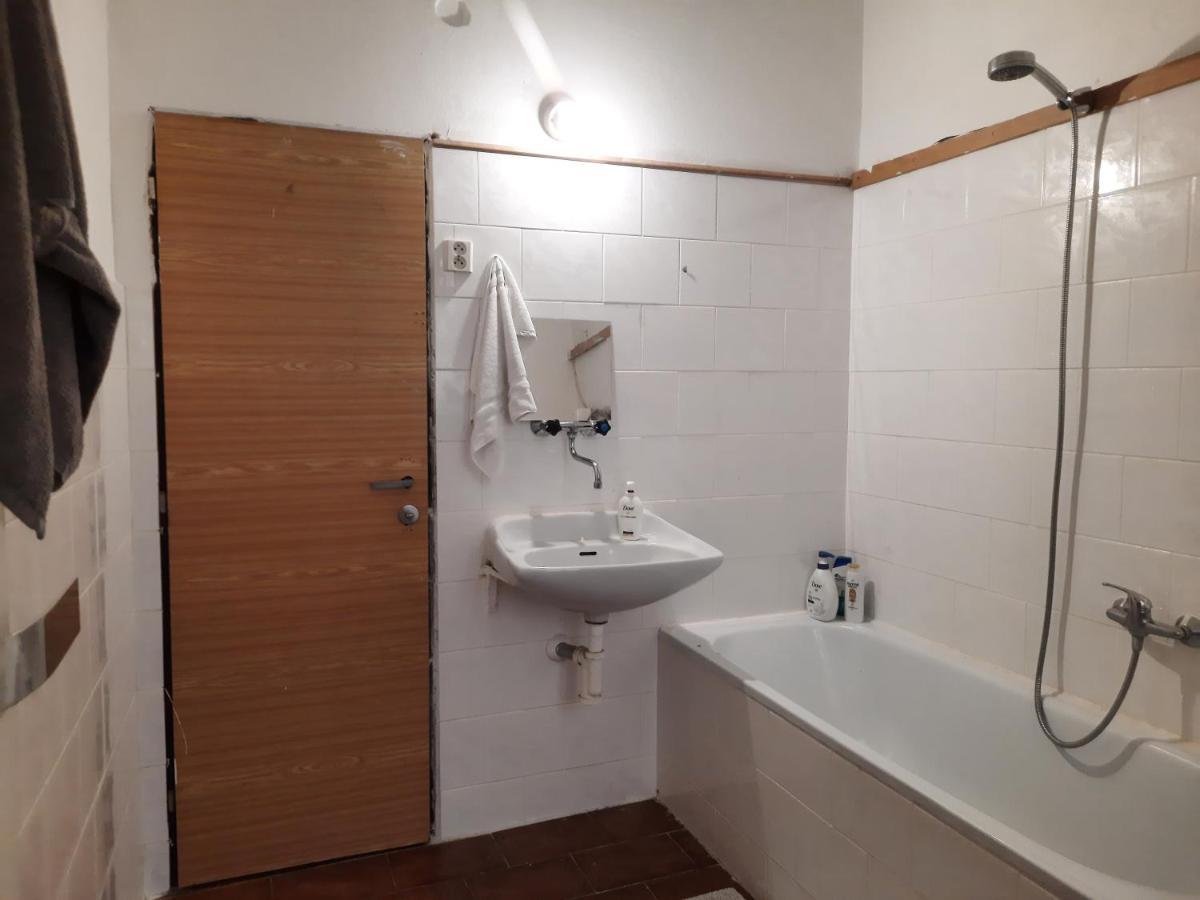 Downtown Minimalistic In Flatshare Homestay