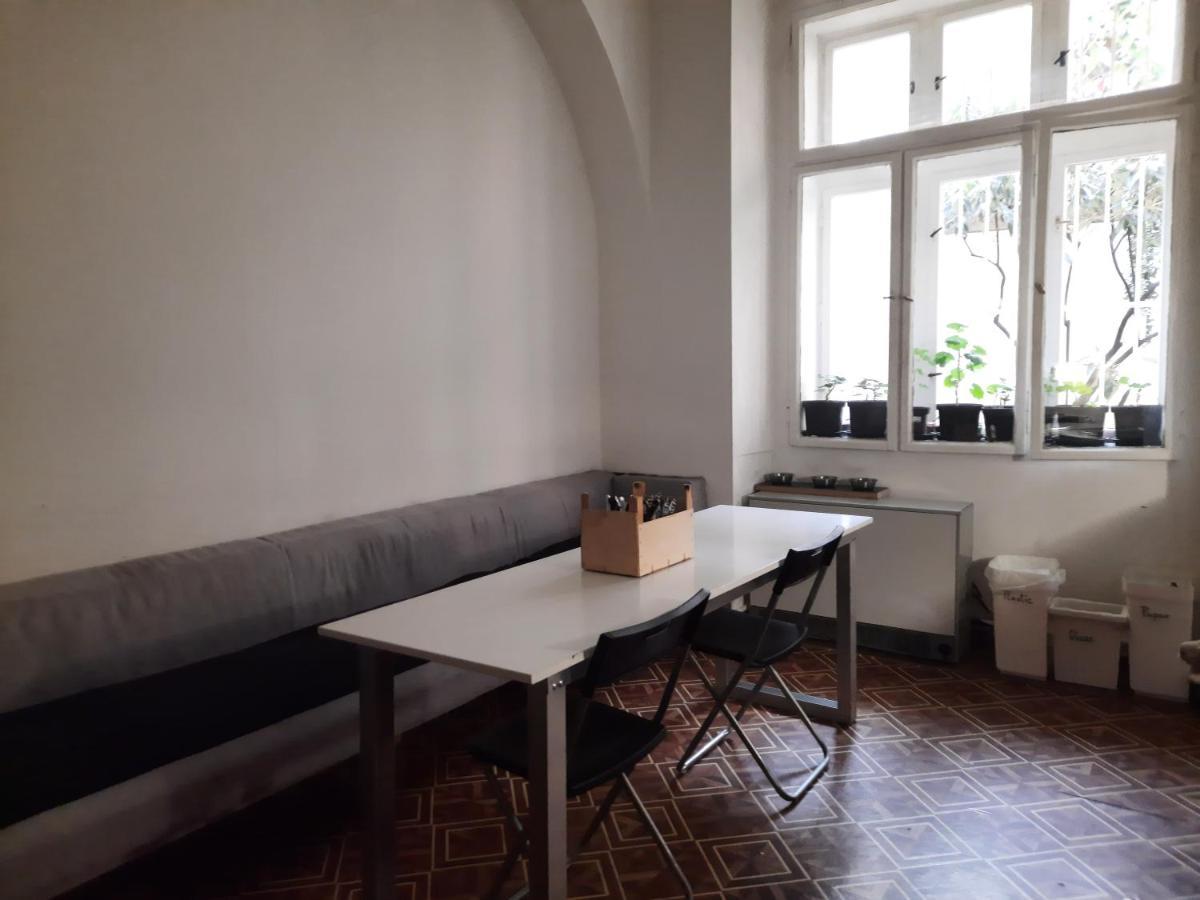 Downtown Minimalistic In Flatshare *
