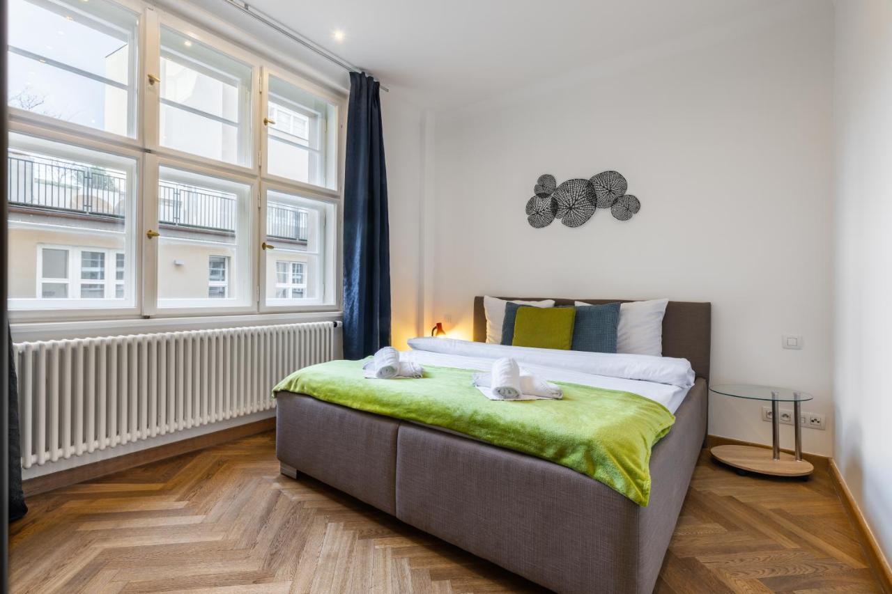 Dlouha Palace - Live In One Of The Streets * Prague