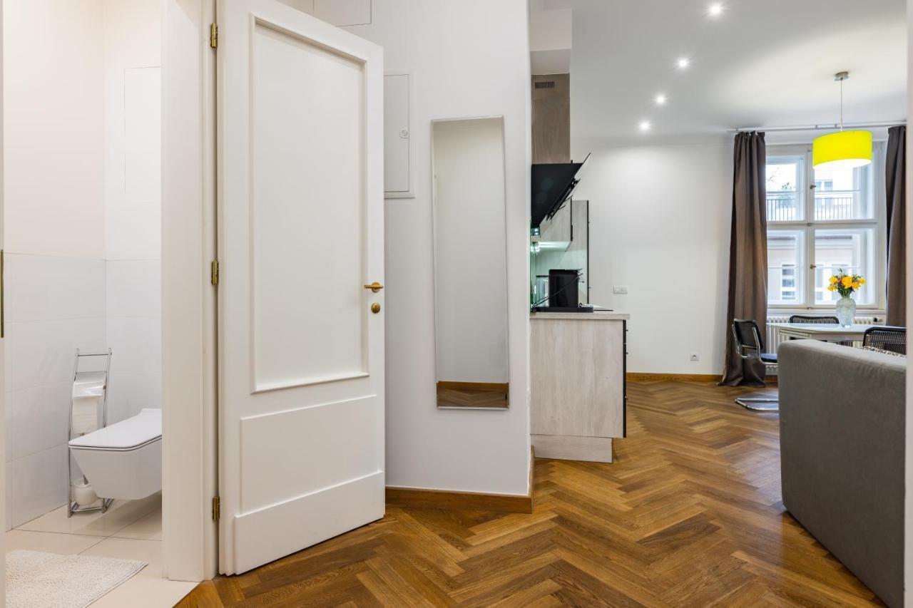 Dlouha Palace - Live In One Of The Streets * Prague