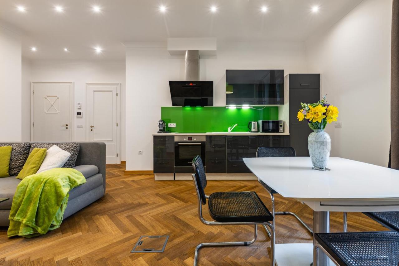 Dlouha Palace - Live In One Of The Streets Prague