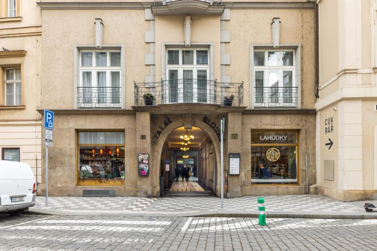 Dlouha Palace - Live In One Of The Streets * Prague