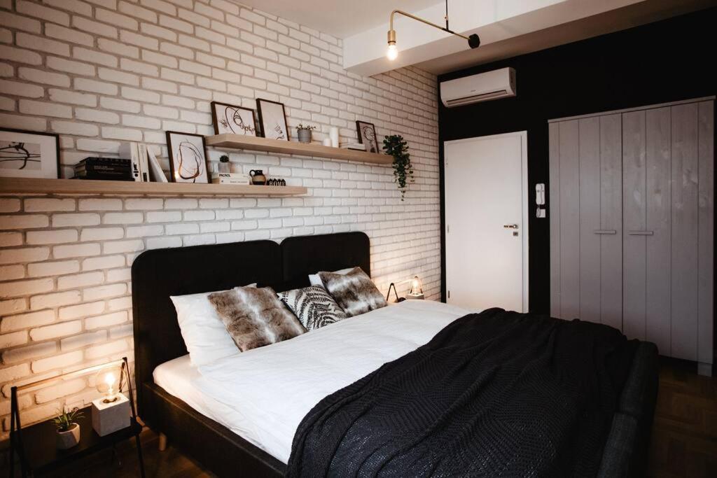 Loft With Balcony In Centre *