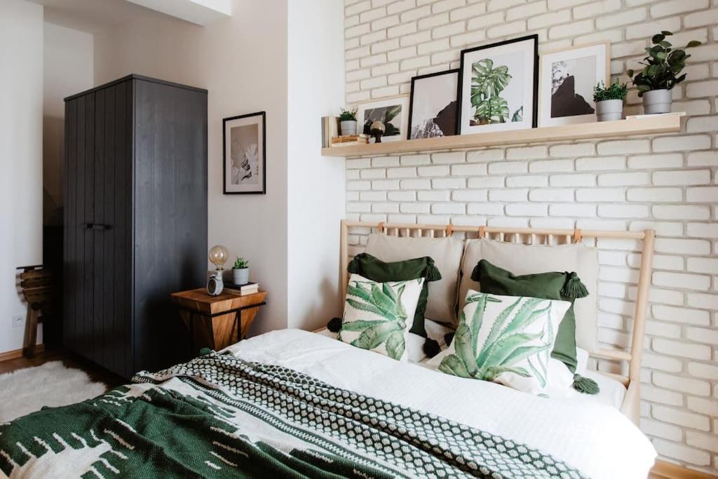 Loft With Balcony In Centre