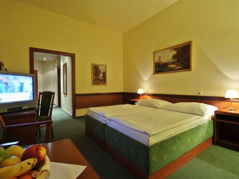 Three Crowns 3* Prague
