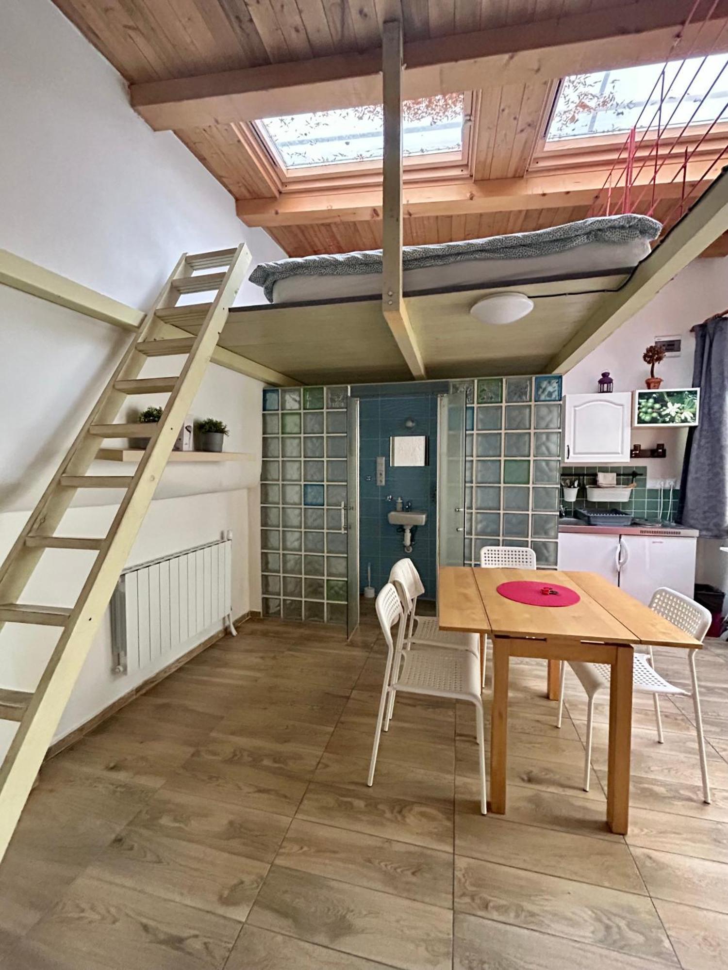 Party House - Ve Smeckach 18, Center!! Appartement