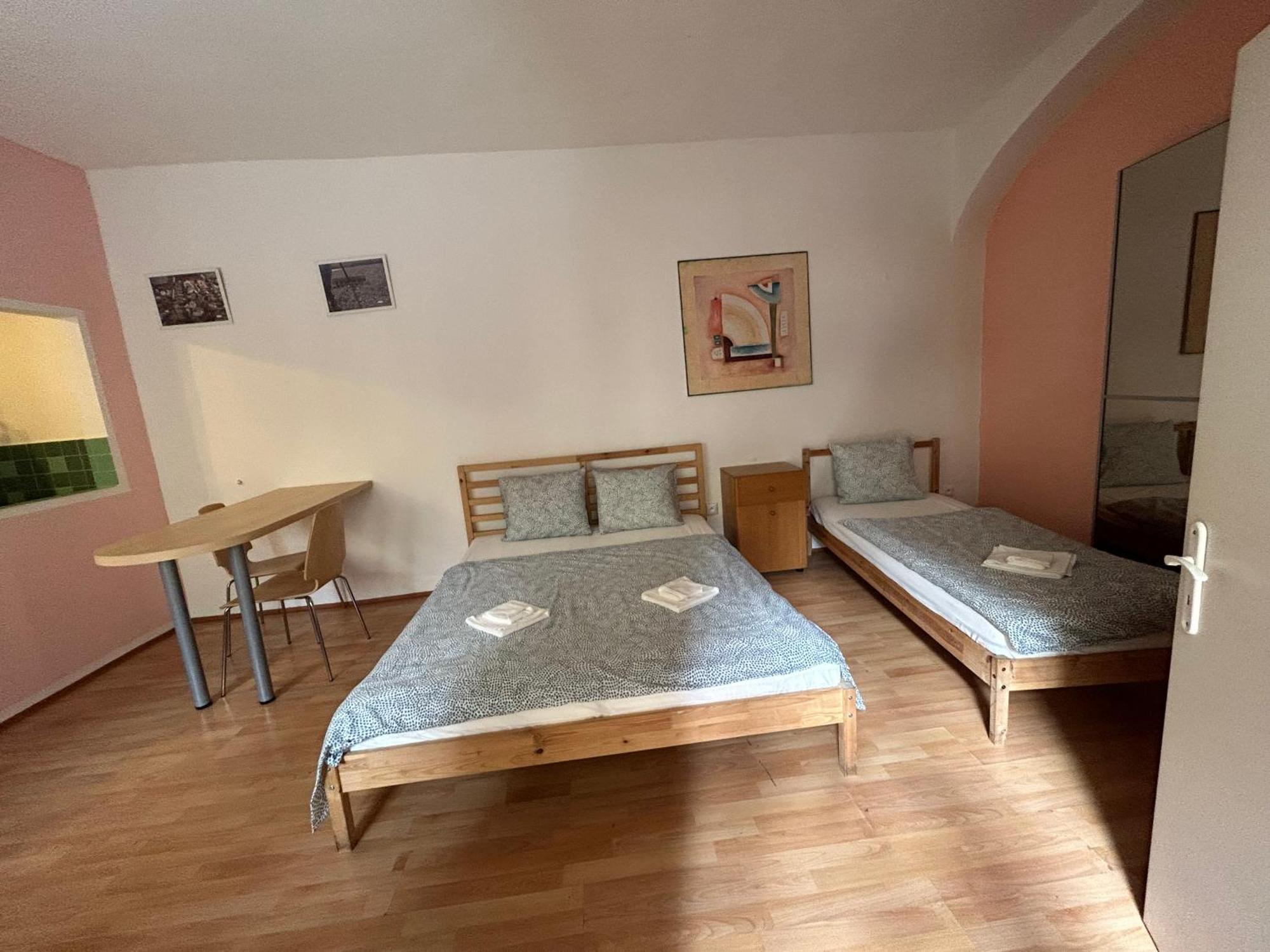 Party House - Ve Smeckach 18, Center!! Appartement