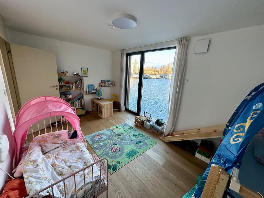 Villa One Of The Kind Houseboat Experience +boat Prague