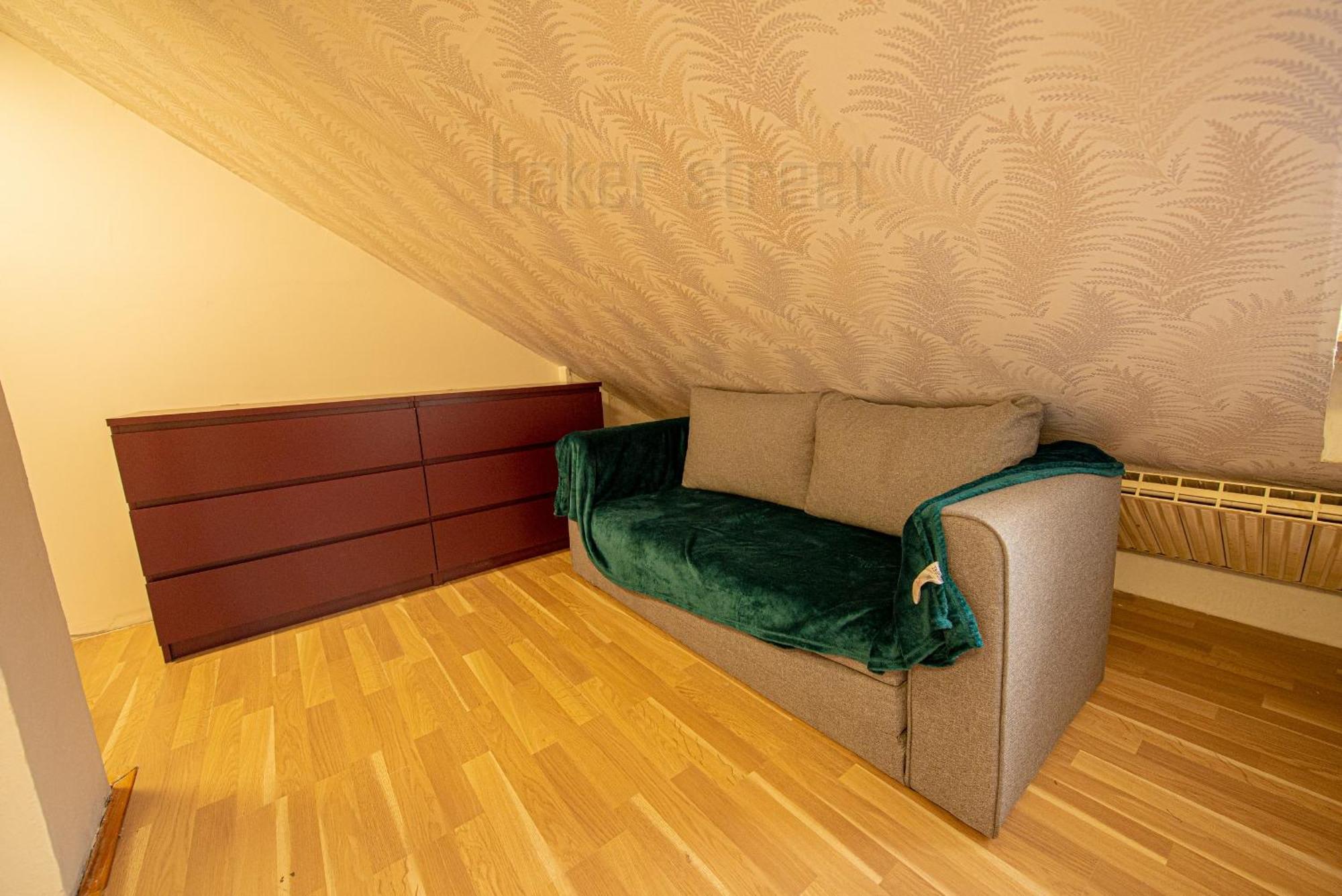 Apartment Attic 3 Bedrooms With 2 Bathrooms *