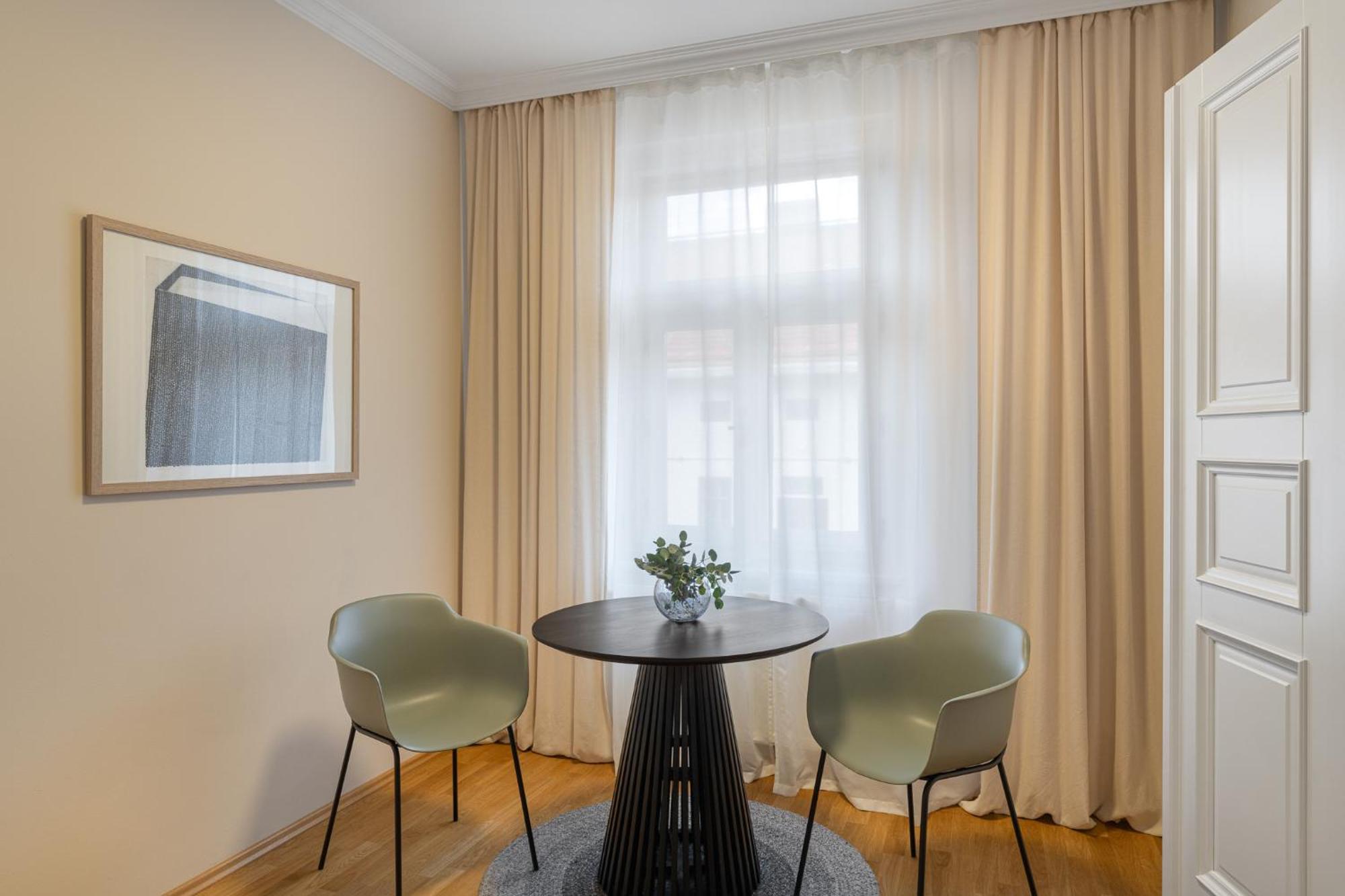 Hunger Aparthotel 4*