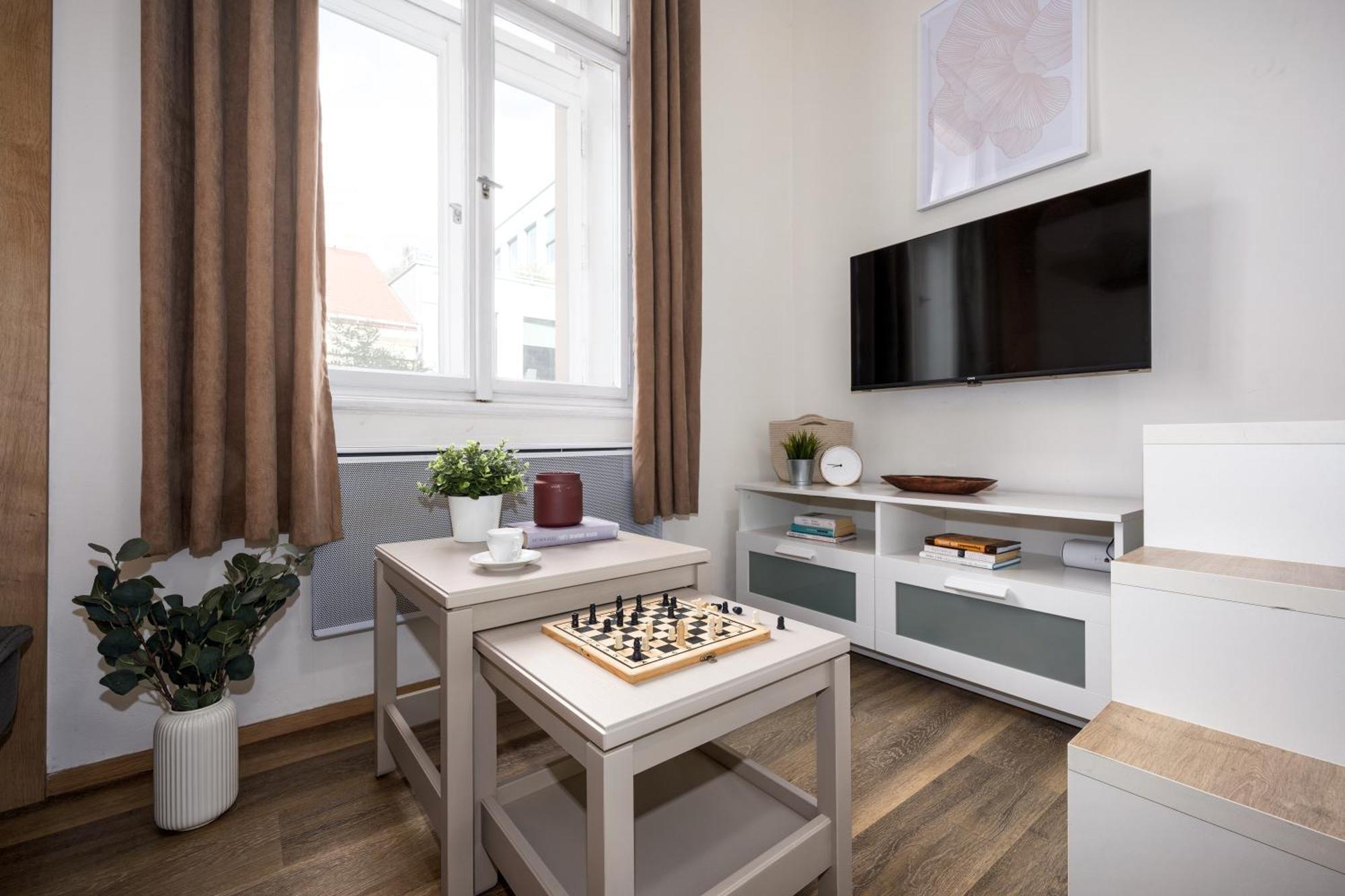 Apartment Days - Cozy - Netflix - Hip Karlin