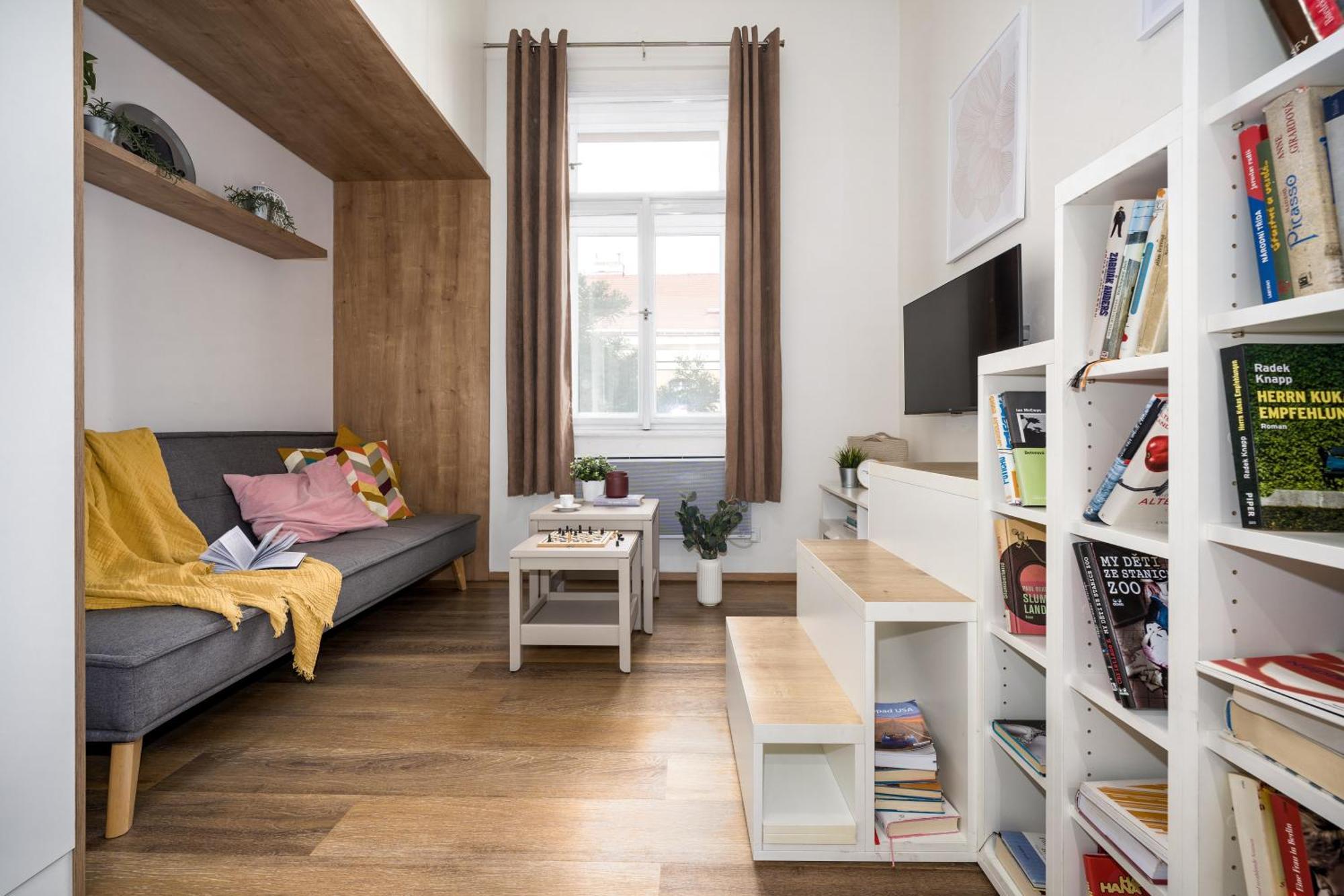 Apartment Days - Cozy - Netflix - Hip Karlin