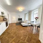 U Obecniho Dvora - Old Town Apartment