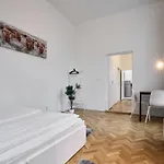 Archibald Flats Prague