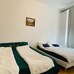 Hotel Apartment In Prague 2 Square