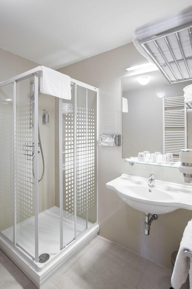 Pav Hotel 3*