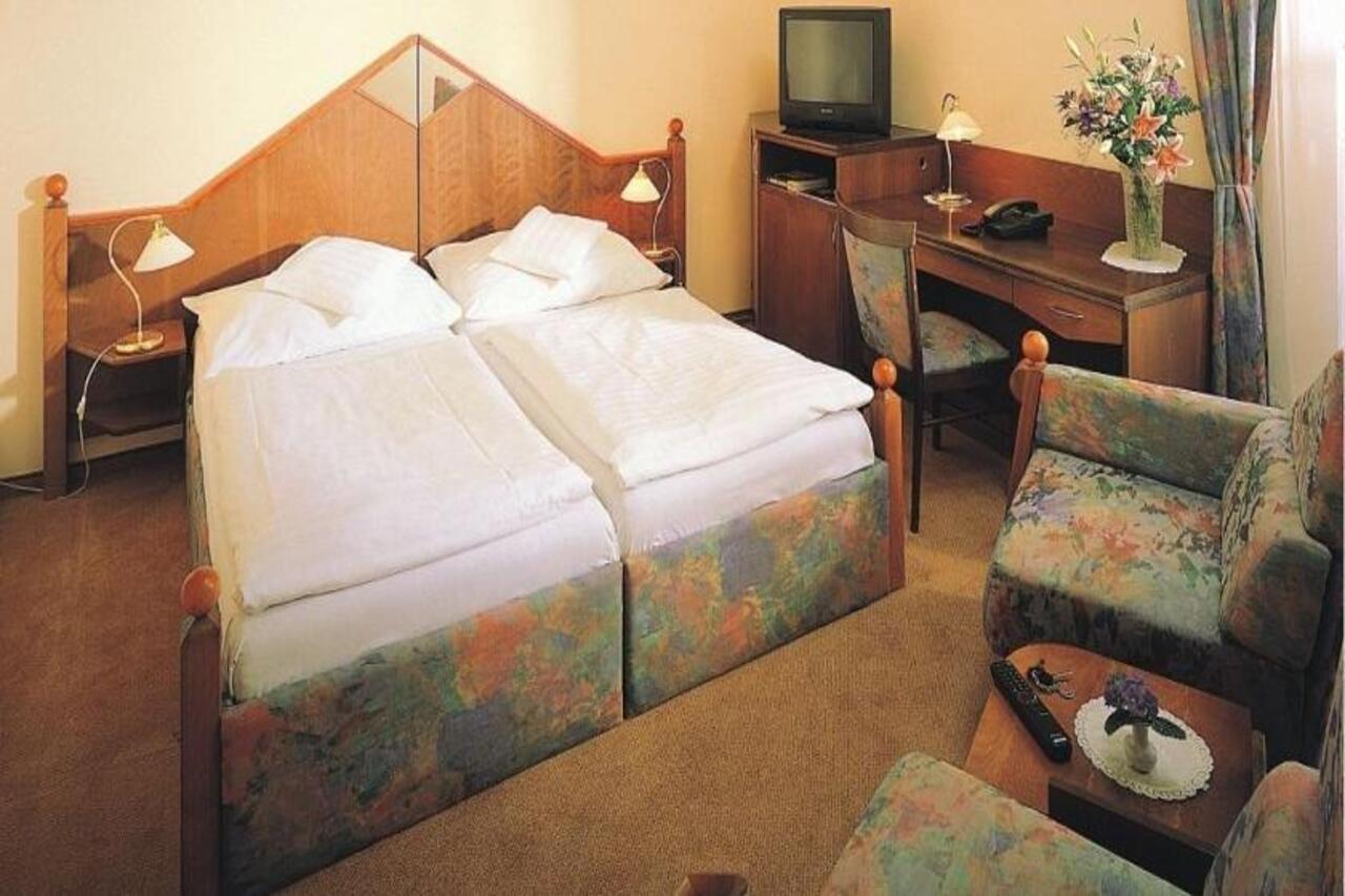 Monica Hotel
