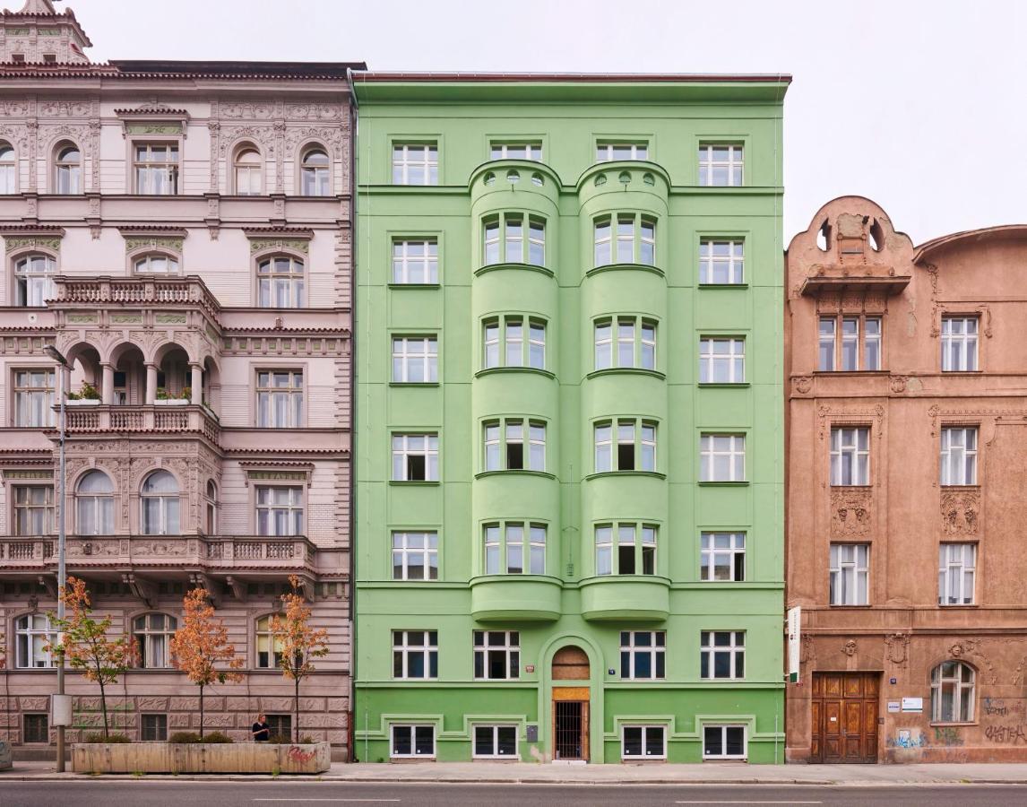 Apartment Honest Smichov *