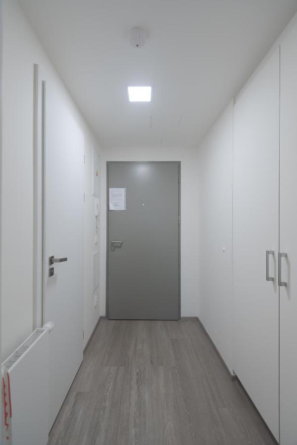 Bright Studio, 10min Centre, Free Parking Daire Prag