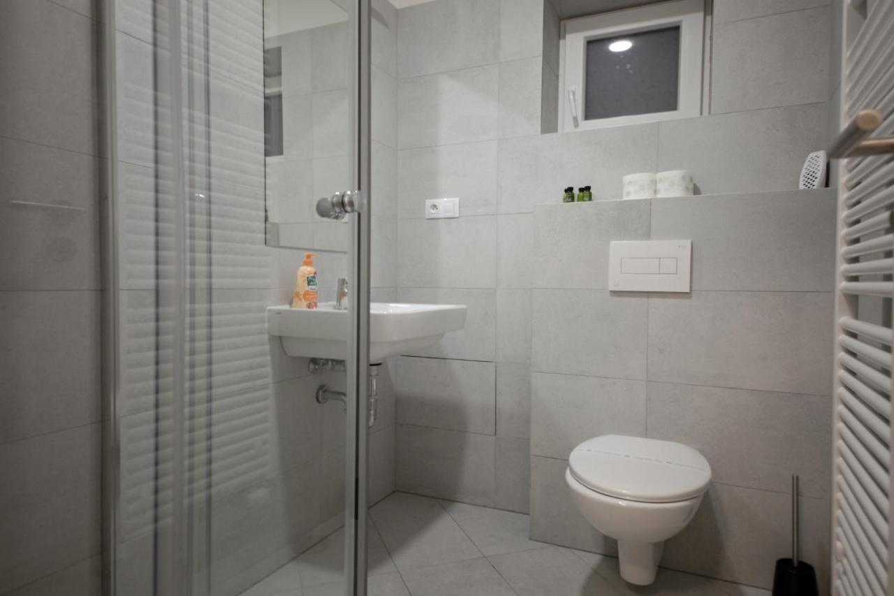 Honest Smichov Apartment *