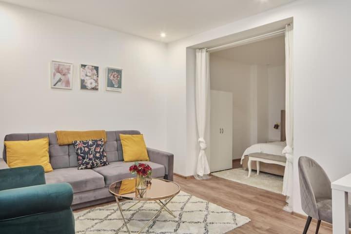 Apartment And Cozy Right At Tv Tower