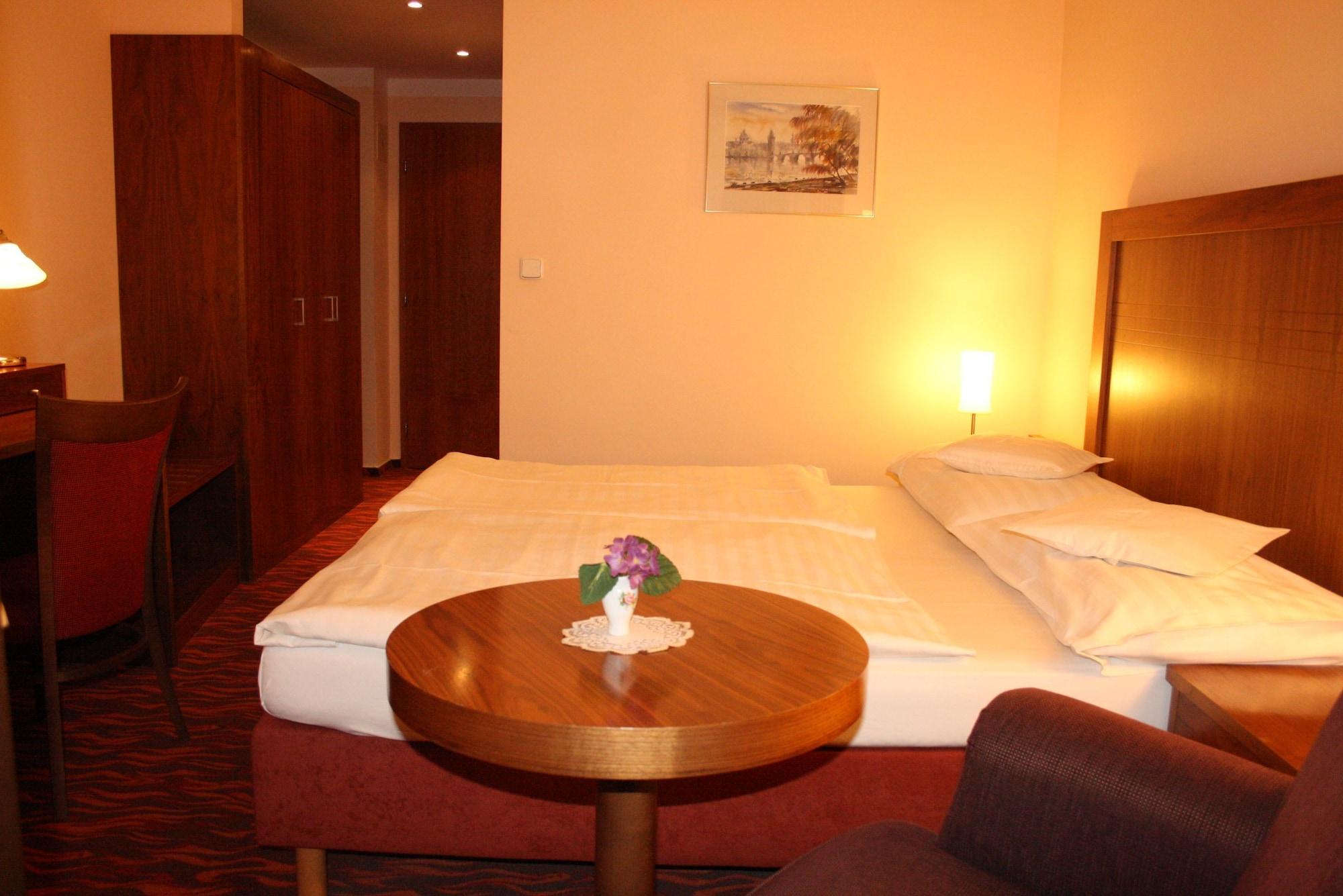 Monica 3* Prague