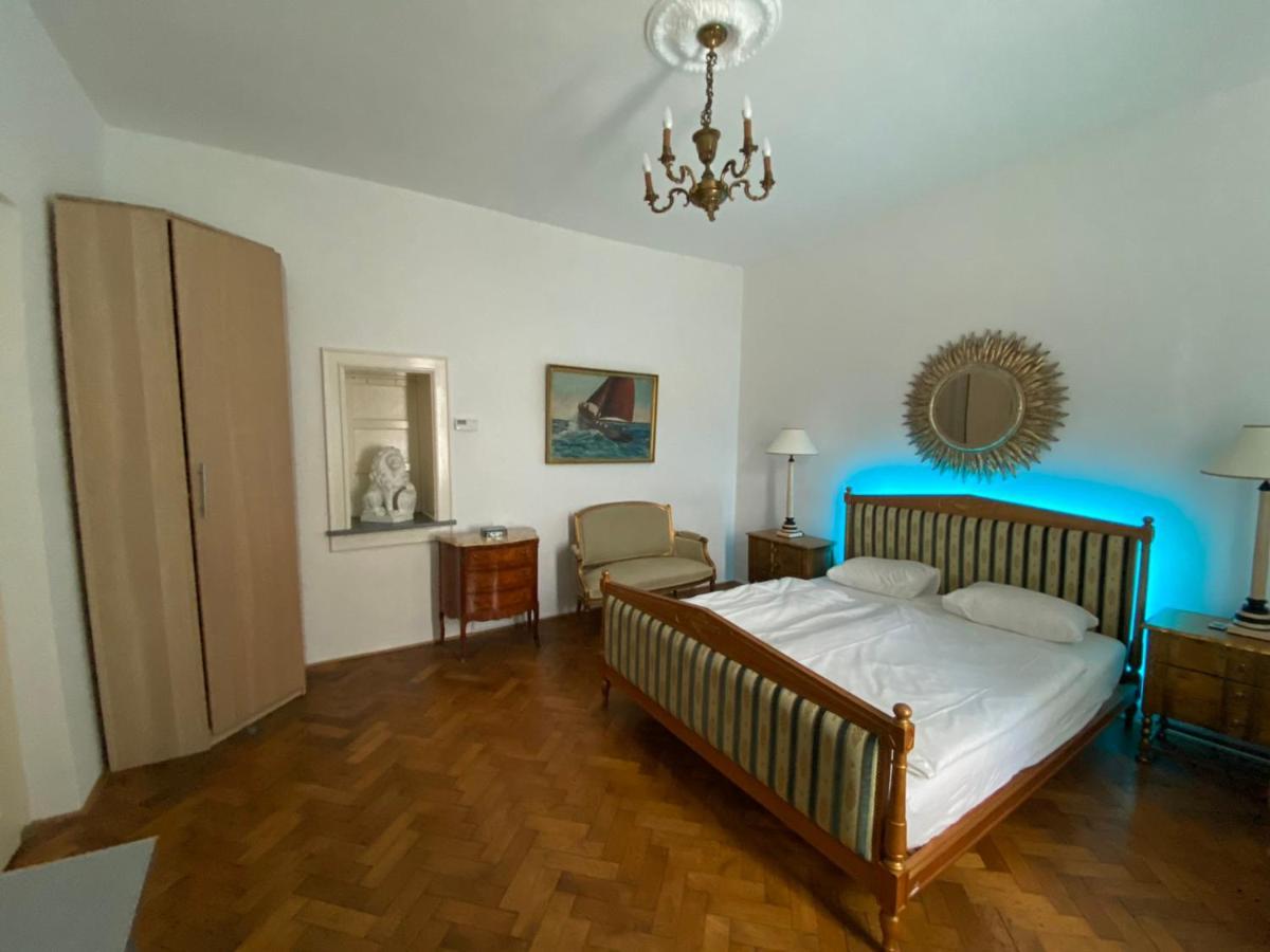 Bank Invest Apartmens - Old Town Daire