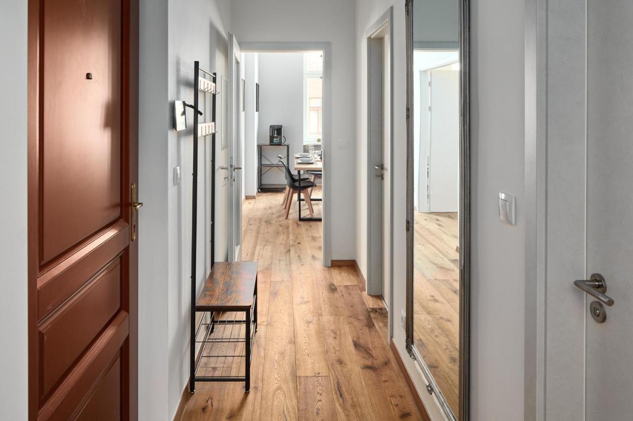Days - Stylish - Workspace Apartment