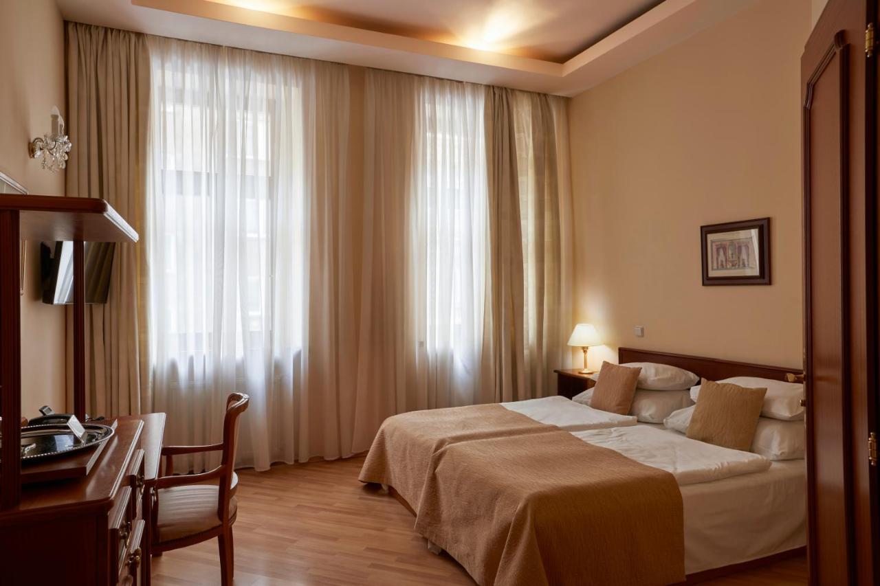 Fleur De Lis Hotel