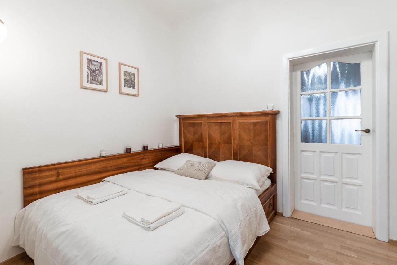 Charming In Lesser Town Appartement