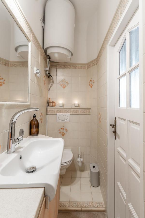 Charming In Lesser Town Appartement