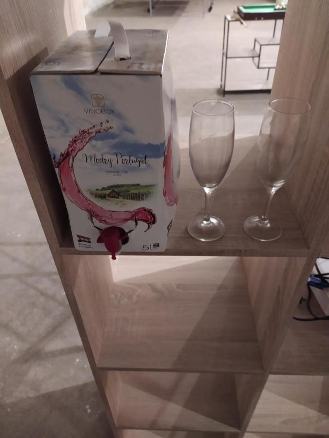 Wine And Beer Club House Cellar With Ping Pong, Karaoke, Board Games, Lan Party, Bike Lending Cool Service Lüks kamp alanı Prag