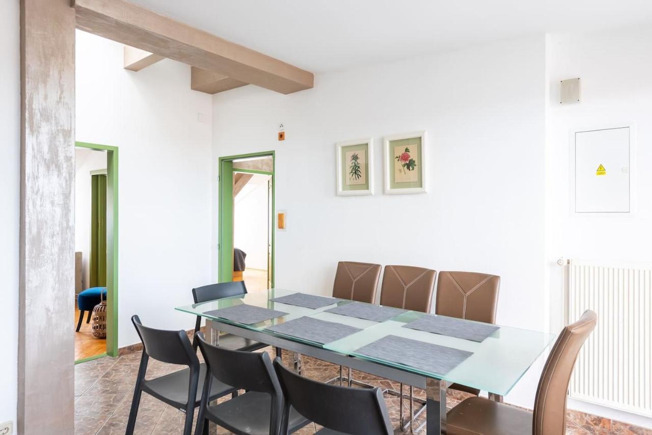 Huge 5 Bedrooms Near Castle Apartment