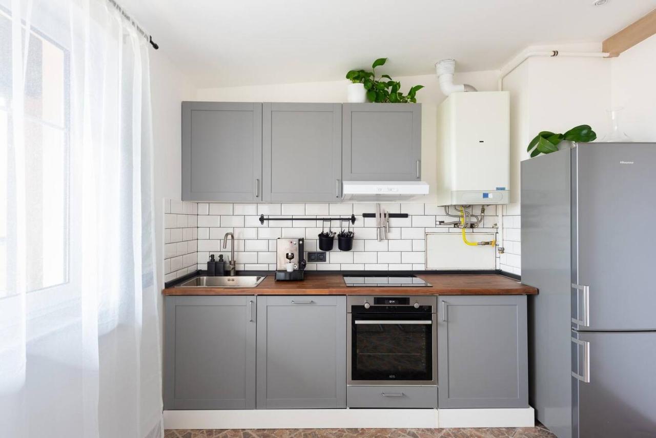 Huge 5 Bedrooms Near Castle Prague