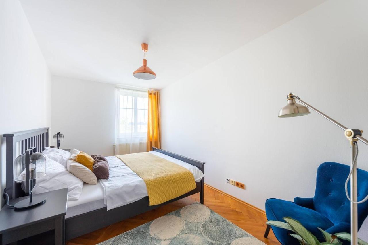 Huge 5 Bedrooms Near Castle Apartment Prague