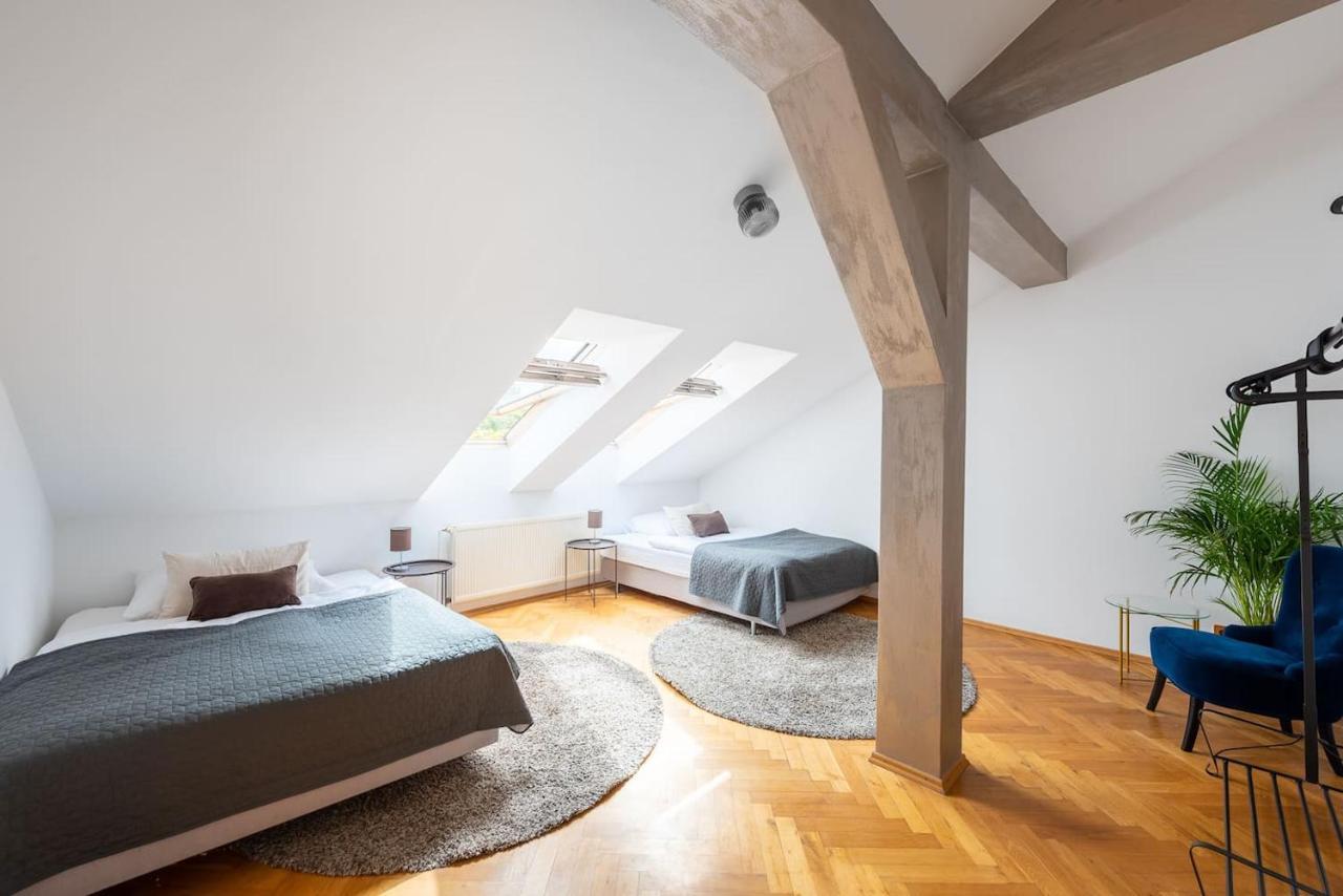 Huge 5 Bedrooms Near Castle Apartment