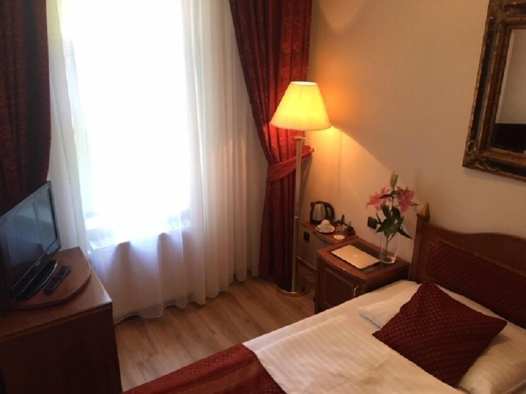 Ariston Hotel 4*
