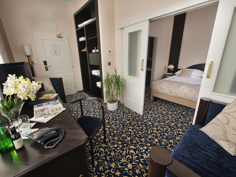 Ea Royal Esprit 4* Prague