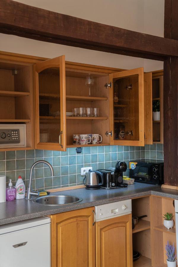 Free Parking- Cozy In Historical Building Center Apartment