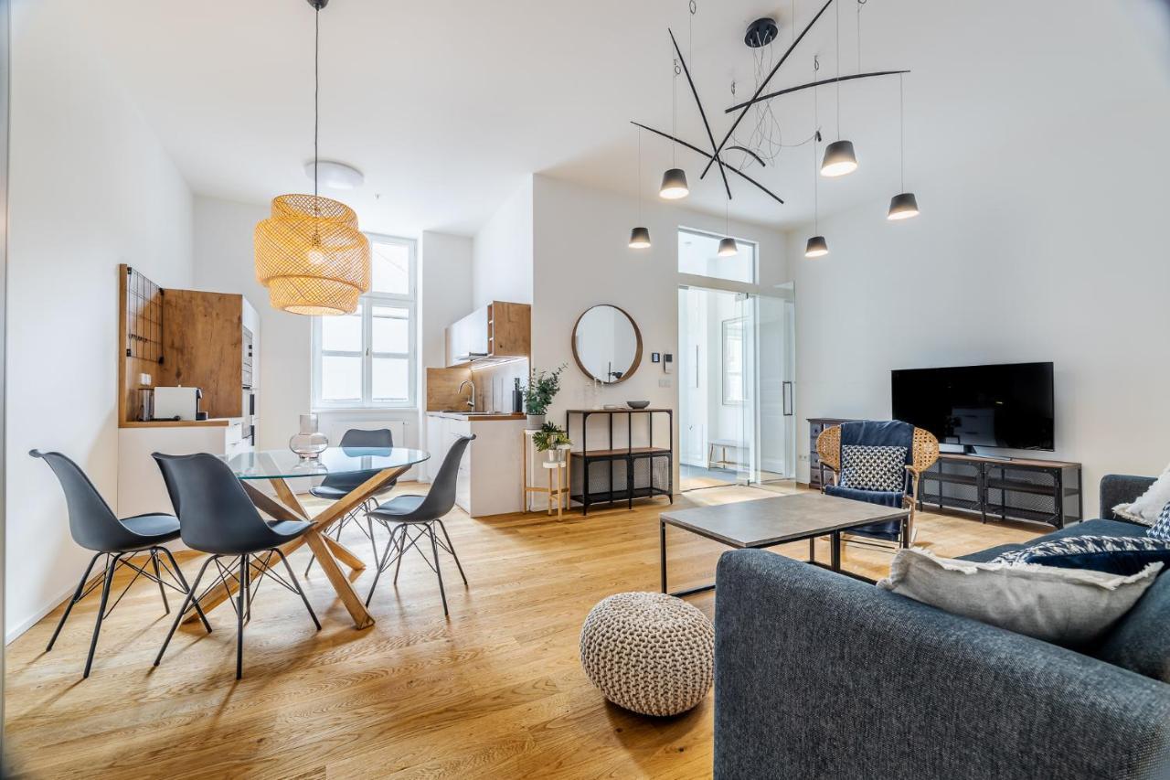 Elegant Located In The Centre Of Apartment
