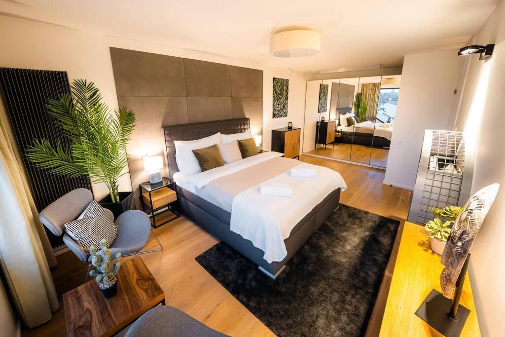 Apartamento 5br+2bath Old Town Industrial Penthouse, A/c