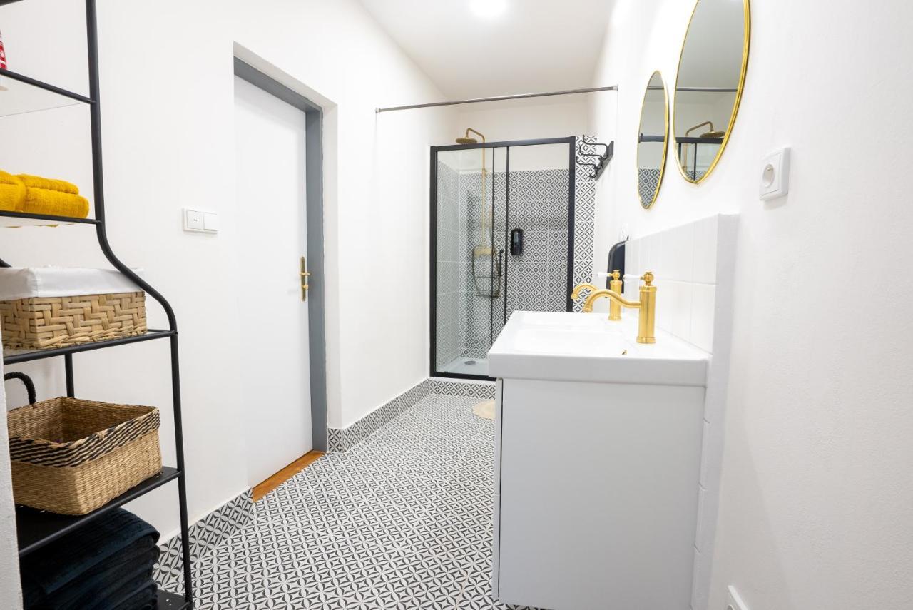 White Wolf House & Albergue Praga
