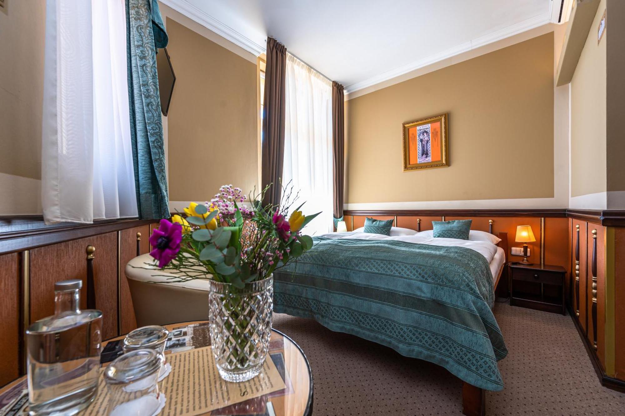 Hotel Hastal Old Town 4*