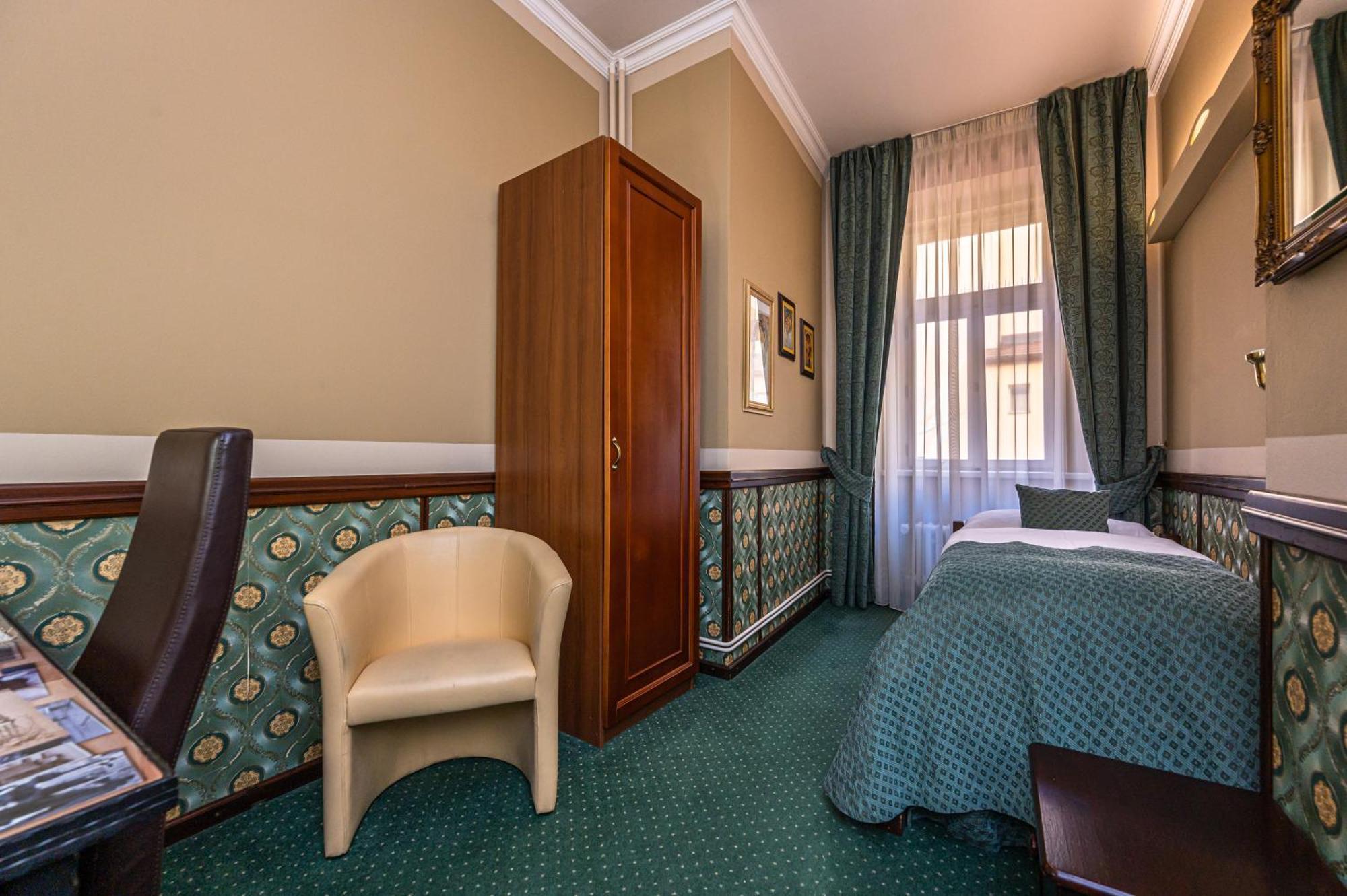 Hastal Old Town 4*