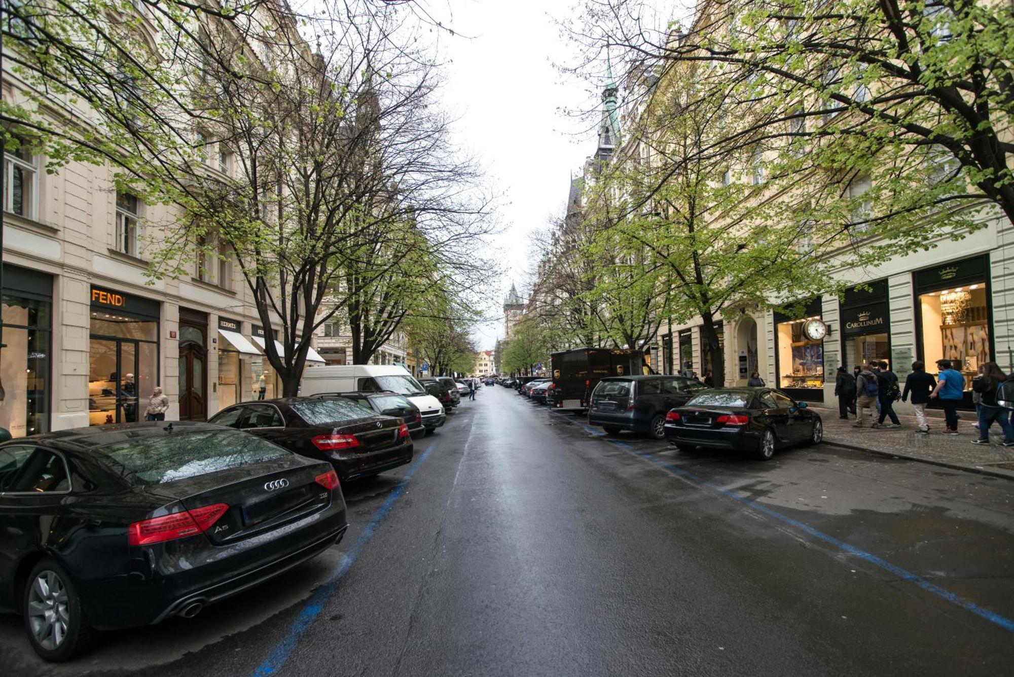 Quiet In The Old Town Daire *
