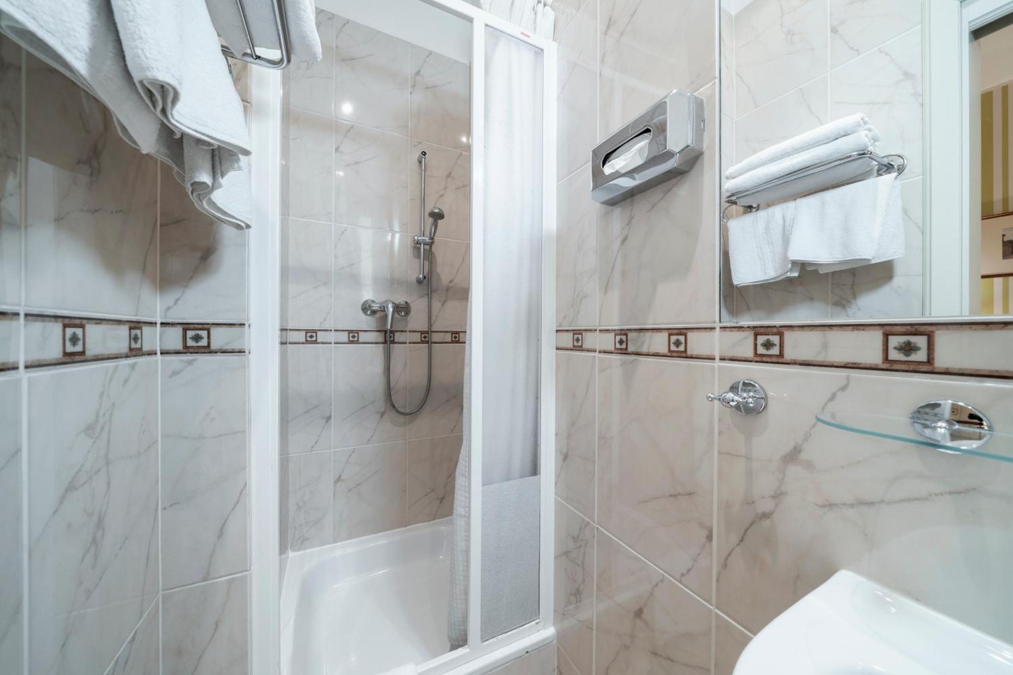 Otel Raffaello Prag